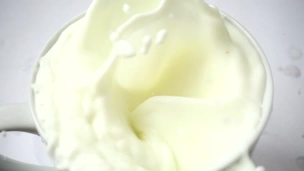 Ягоди Полуниці Падають Молоко Повільний Рух Зйомки Полуниці — стокове відео
