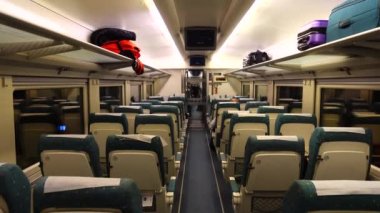 İspanya 'nın yüksek hızlı treninin vagonunda ateş ediliyor. Harekette çekim..