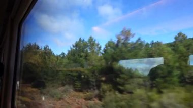 Hareket halindeyken tren vagonundan cama ateş ediyorlar. Harekette çekim..