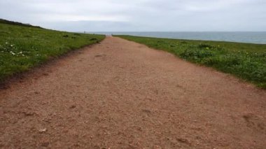 Atlantik Okyanusu üzerindeki dağdaki yürüyüş yolu. La Coruna, İspanya. Harekette çekim..