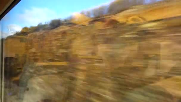 風力タービン 移動中の列車からの撮影 スペインだ 動きの中で撃つ — ストック動画