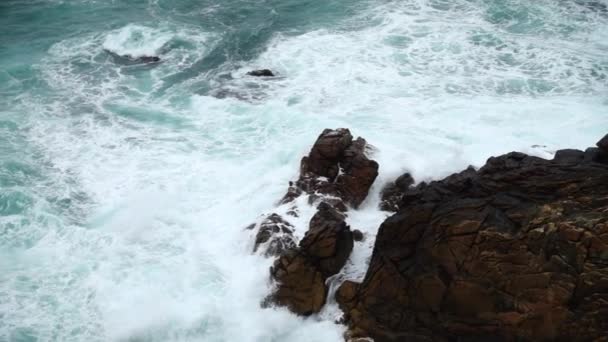 Rocas Océano Coruña España Cámara Lenta Océano Atlántico — Vídeo de stock