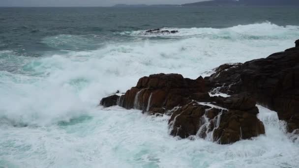 岩石和海洋 拉科鲁纳西班牙 慢动作2 大西洋 — 图库视频影像