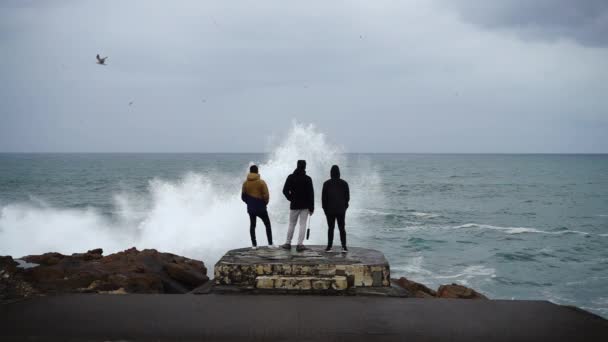 Lidé Skále Dívají Vlnu Oceánu Corunia Španělsko Zpomal Atlantský Oceán — Stock video