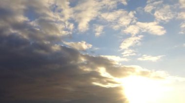 bulutlar gökyüzünde. zaman atlamalı.