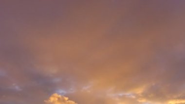 bulutlar gökyüzünde. zaman atlamalı.