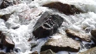Deniz dalgası taşlara karşı kırılıyor. Yavaş Hareket.