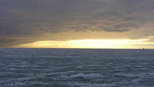 Παγωμένη Θάλασσα Σύννεφα Στον Ουρανό Χρονικό Όριο Χρονικό Σφάλμα — Αρχείο Βίντεο