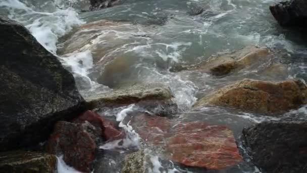 Die Meereswelle Bricht Gegen Steine Zeitlupe — Stockvideo