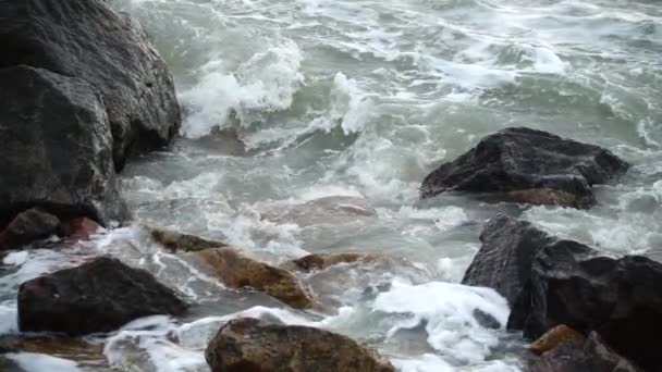 Onda Mar Irrompe Contra Pedras Movimento Lento — Vídeo de Stock