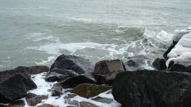 Onda Mar Irrompe Contra Pedras Filmar Inverno Movimento Lento — Vídeo de Stock