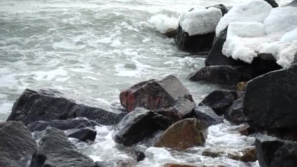 Морская Волна Разбивается Камни Стрельба Зимой Медленное Движение — стоковое видео