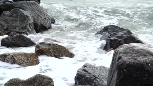 Κύμα Της Θάλασσας Σπάει Πάνω Πέτρες Αργή Κίνηση — Αρχείο Βίντεο