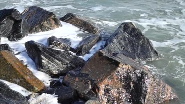 Die Meereswelle Bricht Gegen Steine Dreharbeiten Winter Zeitlupe — Stockvideo
