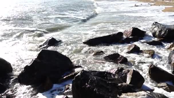 Морська Хвиля Розбивається Камені Стрілянина Взимку Повільний Рух — стокове відео