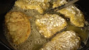 Demir bir tavada tavuk pirzolası hazırlamak. Yemek pişirme süreci.