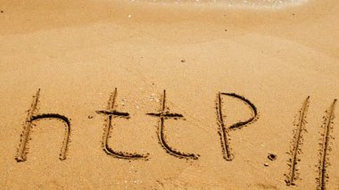 Kumsalda el yazısıyla yazılmış Http kelimesi. Sahilde çekim yapmak..