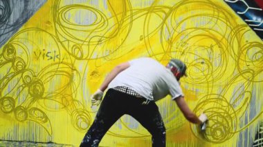Sanatçılar çitlere grafiti çiziyor. Soyut çizim.