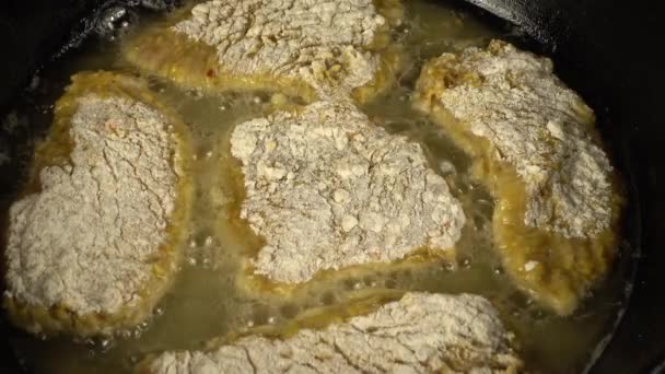 Przygotowanie Kotleta Kurczaka Żeliwnej Patelni Proces Gotowania — Wideo stockowe