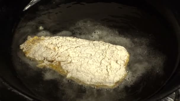 在铁锅上准备鸡排 慢动作烹调过程 — 图库视频影像