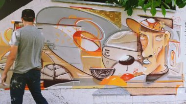 Sanatçılar çitlere grafiti çiziyor. Soyut çizim.