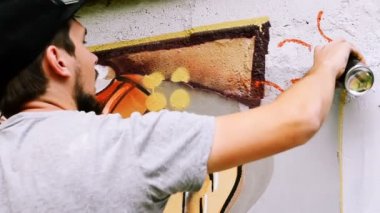 Sanatçılar çitlere grafiti çiziyor. Soyut çizim.