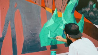 Sanatçılar çitlere grafiti çiziyor. Soyut çizim.