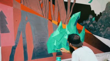 Sanatçılar çitlere grafiti çiziyor. Soyut çizim.