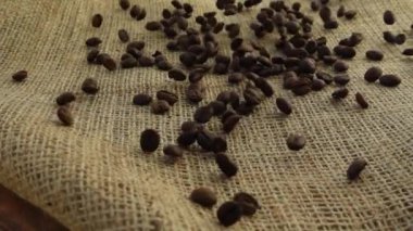 Kahve çekirdekleri çuvala düşer. Yavaş çekim.