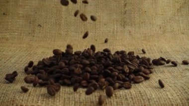 Kahve çekirdekleri çuvala düşer. Yavaş çekim.