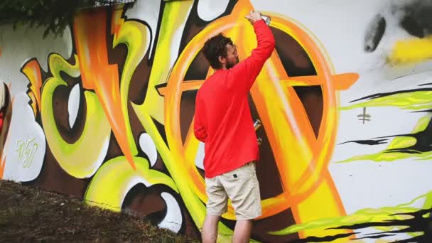 Artistas Desenham Graffiti Uma Cerca Desenho Abstrato — Vídeo de Stock