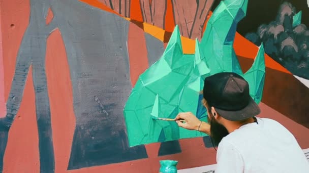 Καλλιτέχνες Ζωγραφίζουν Γκράφιτι Ένα Φράχτη Αφηρημένο Σχέδιο — Αρχείο Βίντεο