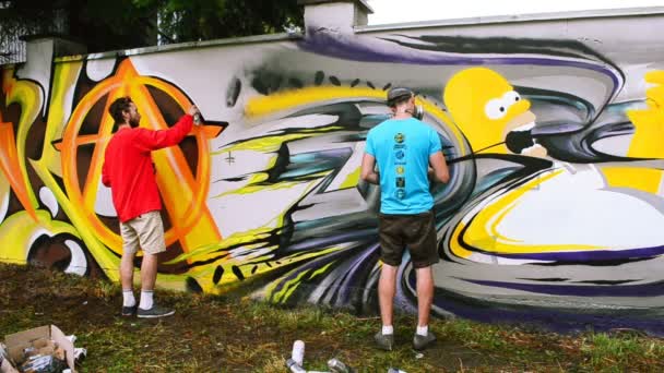 Die Künstler Malen Graffiti Einen Zaun Abstrakte Zeichnung — Stockvideo