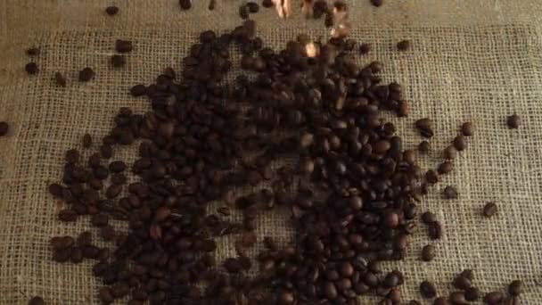 Kaffeebohnen Fallen Auf Büschel Zeitlupe — Stockvideo