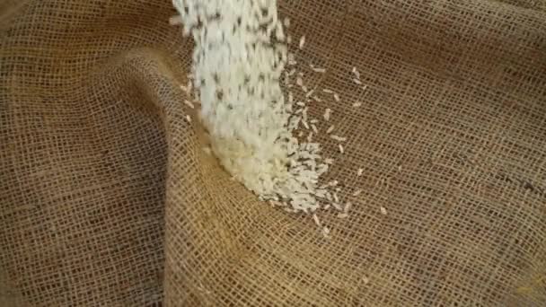 Reis Ergießt Sich Auf Klette Zeitlupe Zeitlupe — Stockvideo