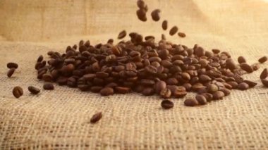 Kahve çekirdekleri çuvala düşer. Yavaş çekim.
