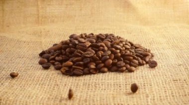 Kahve çekirdekleri çuvala düşer. Yavaş çekim.