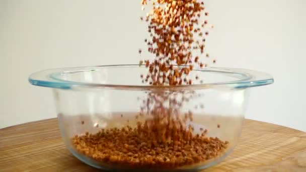 Sarrasin Est Versé Dans Une Casserole Verre Mouvement Lent — Video