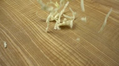 Lahana kesimi tahta tahtaya düşer. Yavaş çekim.