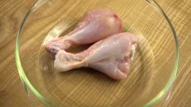 Tavuk turşusu süreci. Yavaş çekim.