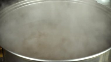 Çorba hazırlığı. Mutfakta çekim..