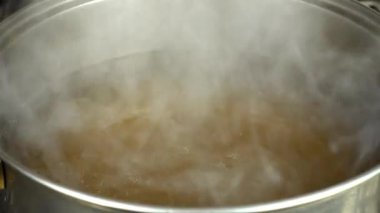 Çorba hazırlığı. Mutfakta çekim..
