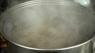 Çorba hazırlığı. Yavaş çekim.