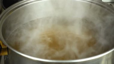 Çorba hazırlığı. Yavaş çekim.