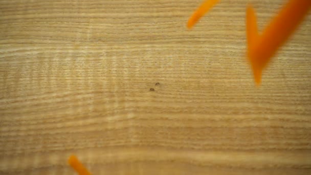 Las Zanahorias Caen Sobre Una Tabla Madera Movimiento Lento — Vídeo de stock