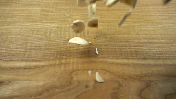 Κομμένα Μανιτάρια Από Champignons Πέφτουν Μια Ξύλινη Σανίδα Αργή Κίνηση — Αρχείο Βίντεο