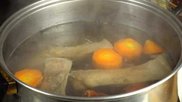 Rundvlees Met Uien Wortelen Gekookt Bouillon Schieten Keuken — Stockvideo