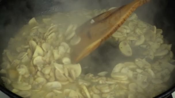 玉ねぎとシャンパンキノコの準備 スローモーション 鋳鉄製パン — ストック動画