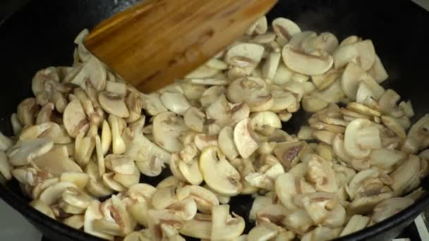 制作香菇 慢动作铸铁平底锅 — 图库视频影像
