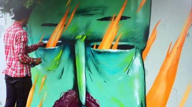 Sanatçı çitlere grafiti çiziyor. Soyut çizim.